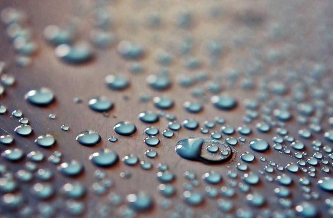 لوحة تجريدية تنبض بالألوان الحارّة
