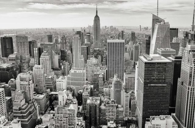 ظلال هندسية على جدار أبيض
