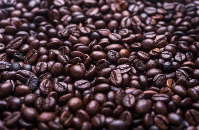 زائر يتأمل عملاً يملأ الجدار